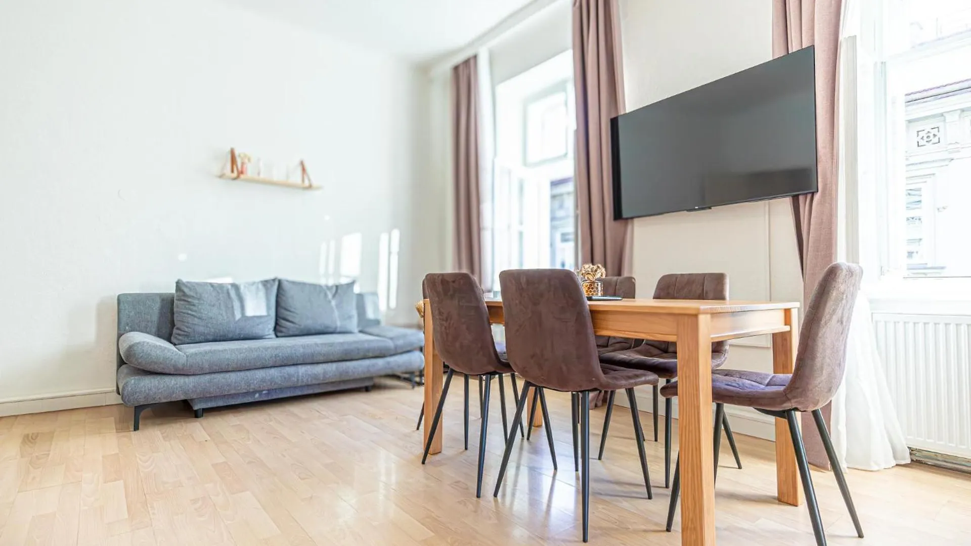 Modern 2-Bedroom Apartment For 5 In Prime Location Vienna 0*,  Austria