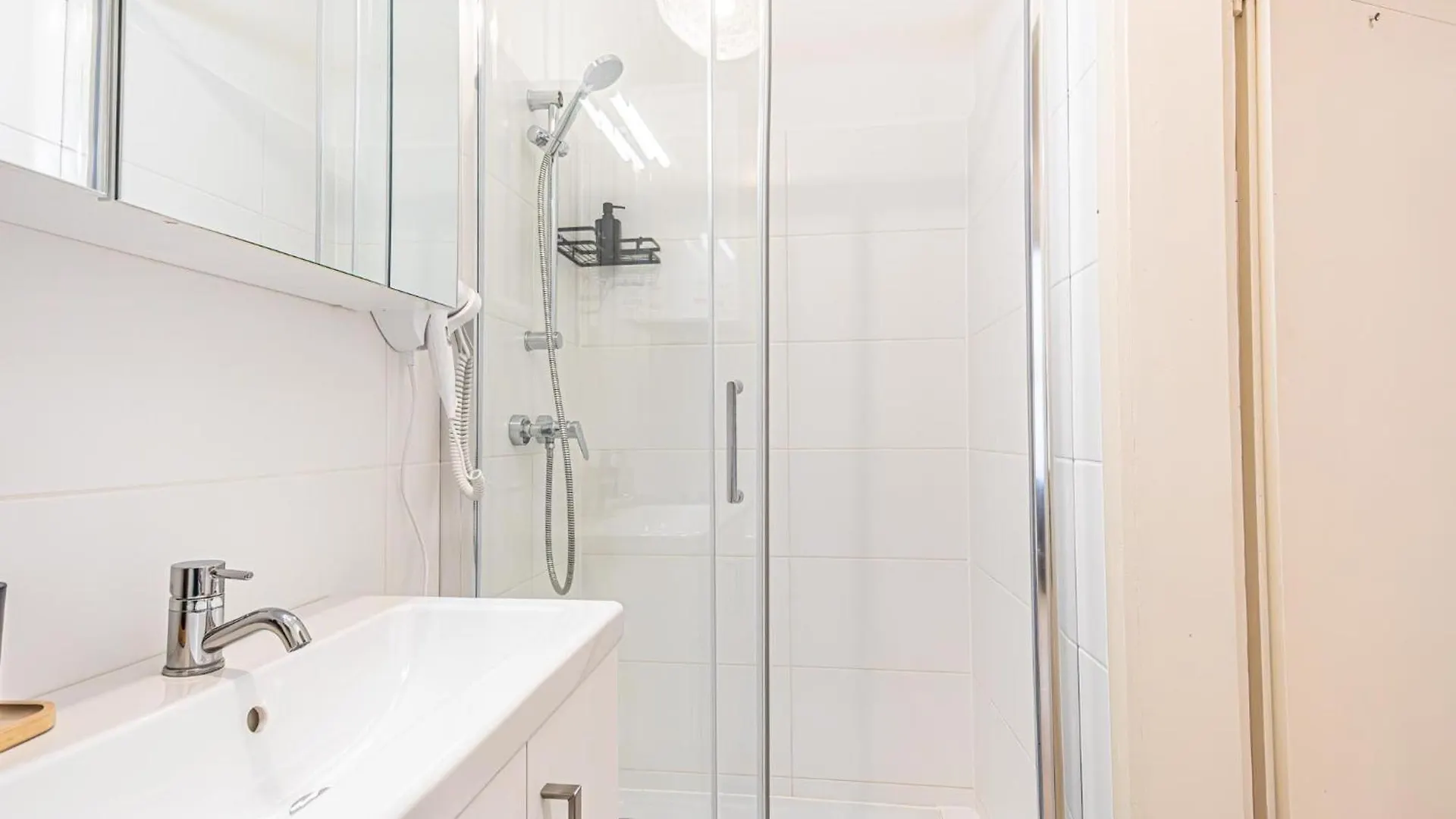Modern 2-Bedroom Apartment For 5 In Prime Location Vienna 0*,  Austria
